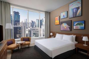 Giường trong phòng chung tại Aleph Doha Residences, Curio Collection By Hilton