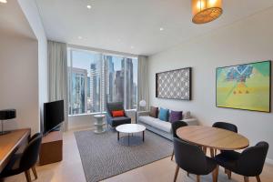 TV/trung tâm giải trí tại Aleph Doha Residences, Curio Collection By Hilton