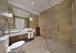 Phòng tắm tại Aleph Doha Residences, Curio Collection By Hilton