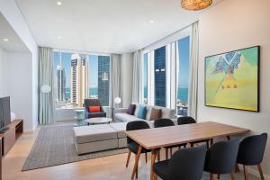 Khu vực ghế ngồi tại Aleph Doha Residences, Curio Collection By Hilton