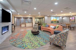 um átrio com uma sala de estar com um sofá e cadeiras em Homewood Suites by Hilton Albuquerque-Journal Center em Albuquerque