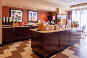 a restaurant with a counter with bottles of alcohol at Hampton Inn Albuquerque - University/Midtown in Albuquerque