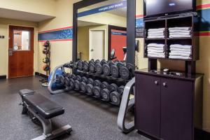 un gimnasio con espejo y una fila de máquinas en Hampton Inn Albuquerque - University/Midtown, en Albuquerque