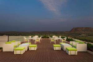 Posezení v ubytování DoubleTree By Hilton Jaipur Amer