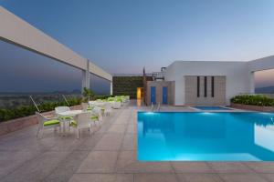 Bazén v ubytování DoubleTree By Hilton Jaipur Amer nebo v jeho okolí