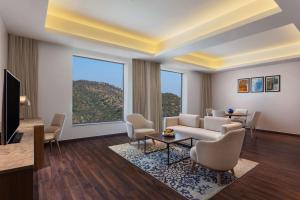 TV a/nebo společenská místnost v ubytování DoubleTree By Hilton Jaipur Amer