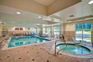 Riverside的住宿－希爾頓貝爾艾爾霍姆伍德酒店，一个带热水浴缸的大型室内游泳池