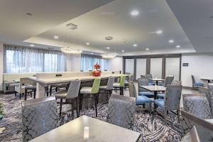 Posezení v ubytování Hampton Inn Waco North