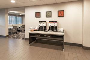 Příslušenství pro přípravu čaje a kávy v ubytování Hampton Inn Waco North