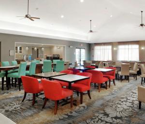 Riverside的住宿－希爾頓貝爾艾爾霍姆伍德酒店，一间带桌椅的用餐室和一间自助餐厅