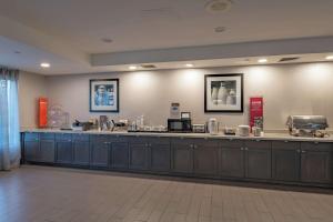 Příslušenství pro přípravu čaje a kávy v ubytování Hampton Inn Waco North