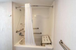 Koupelna v ubytování Hampton Inn Waco North