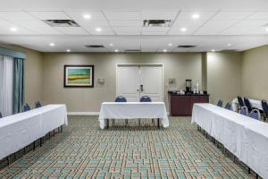 uma sala de conferências com uma mesa branca e cadeiras em Hampton Inn Adel em Adel