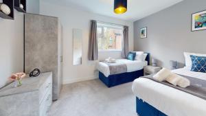 - une chambre avec 2 lits et une fenêtre dans l'établissement Cosy 2 bed Apartment 1st Floor Business & Leisure Parking and Wifi by Jesswood Properties, à Hinckley