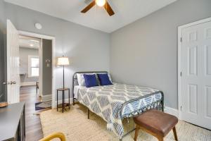 um quarto com uma cama e uma ventoinha de tecto em High Point Vacation Rental with Private Deck and Yard! em High Point