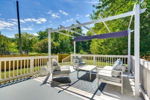 Balkoni atau teres di High Point Vacation Rental with Private Deck and Yard!