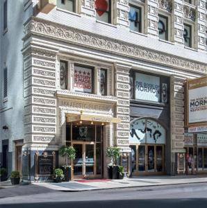 un edificio en la esquina de una calle de la ciudad en Hampton Inn Majestic Chicago Theatre District, en Chicago