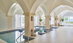 Sundlaugin á Hilton Salwa Beach Resort and Villas eða í nágrenninu