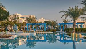 Bazén v ubytování Hilton Salwa Beach Resort and Villas nebo v jeho okolí