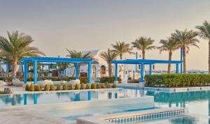 Sundlaugin á Hilton Salwa Beach Resort and Villas eða í nágrenninu