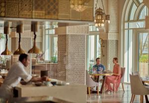Gestir sem dvelja á Hilton Salwa Beach Resort and Villas