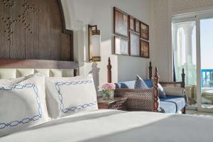 Rúm í herbergi á Hilton Salwa Beach Resort and Villas