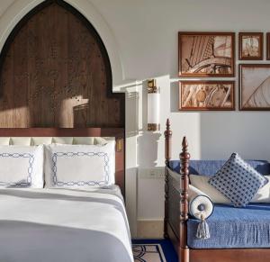 Rúm í herbergi á Hilton Salwa Beach Resort and Villas