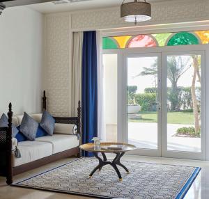 Rúm í herbergi á Hilton Salwa Beach Resort and Villas