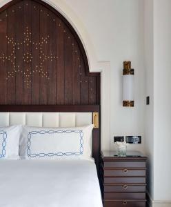 Rúm í herbergi á Hilton Salwa Beach Resort and Villas