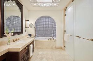 Baðherbergi á Hilton Salwa Beach Resort and Villas
