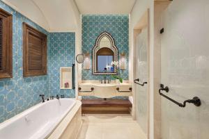 Baðherbergi á Hilton Salwa Beach Resort and Villas