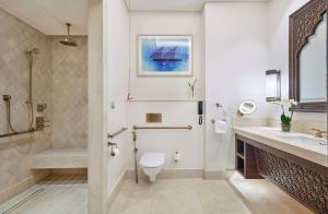 Baðherbergi á Hilton Salwa Beach Resort and Villas