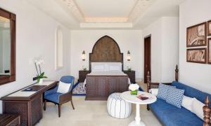 Un lugar para sentarse en Hilton Salwa Beach Resort and Villas