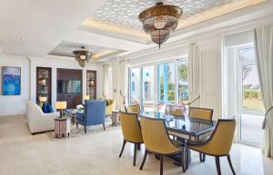 Un lugar para sentarse en Hilton Salwa Beach Resort and Villas
