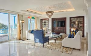 Un lugar para sentarse en Hilton Salwa Beach Resort and Villas