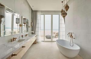 Baðherbergi á Hilton Salwa Beach Resort and Villas
