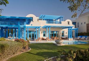 Bazén v ubytování Hilton Salwa Beach Resort and Villas nebo v jeho okolí