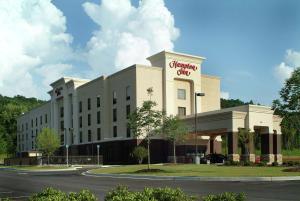 un gran edificio blanco con un cartel. en Hampton Inn Birmingham/Leeds, en Leeds