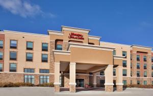 een weergave van de voorkant van een hotel bij Hampton Inn and Suites St. Cloud in Saint Cloud