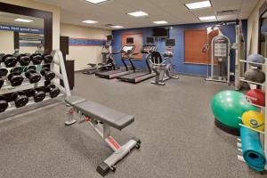 een fitnessruimte met verschillende loopbanden en gewichten bij Hampton Inn and Suites St. Cloud in Saint Cloud