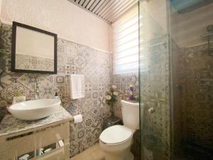 a bathroom with a toilet and a sink and a shower at Depto Nuevo cerca del foro sol "Andy" in Mexico City