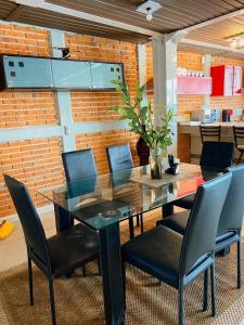 comedor con mesa de cristal y sillas en Depto Nuevo cerca del foro sol "Andy", en Ciudad de México