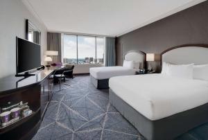 ein Hotelzimmer mit 2 Betten und einem Flachbild-TV in der Unterkunft Hilton Atlanta in Atlanta