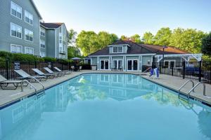 une piscine devant un immeuble dans l'établissement Homewood Suites by Hilton Atlanta-Galleria/Cumberland, à Atlanta