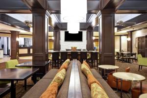 Restoran või mõni muu söögikoht majutusasutuses Homewood Suites by Hilton Atlanta-Galleria/Cumberland