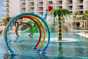 Hilton Cancun, an All-Inclusive Resort内部或周边的泳池