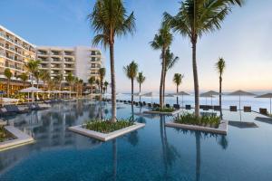 Hilton Cancun, an All-Inclusive Resort内部或周边的泳池
