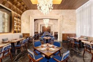 Hilton Cancun, an All-Inclusive Resort的休息区