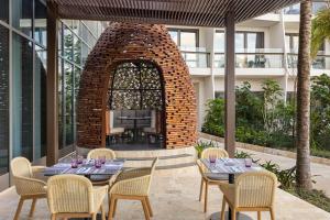 Hilton Cancun, an All-Inclusive Resort外面的花园