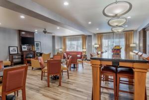 a restaurant with chairs and a bar in a room at Hampton Inn Brownwood in Brownwood